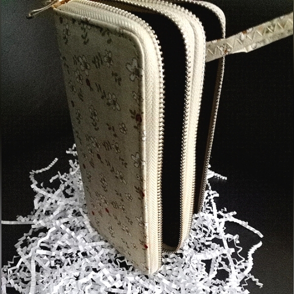 Super Cute Brushed Floral Spring & Summer Wallet / Wristlet - Picture 3 of 12